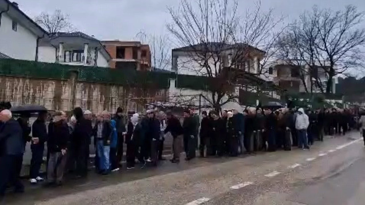 Bursa'da 60 Yıllık Bayram geleneği: 1 kilometrelik bayramlaşma kuyruğu