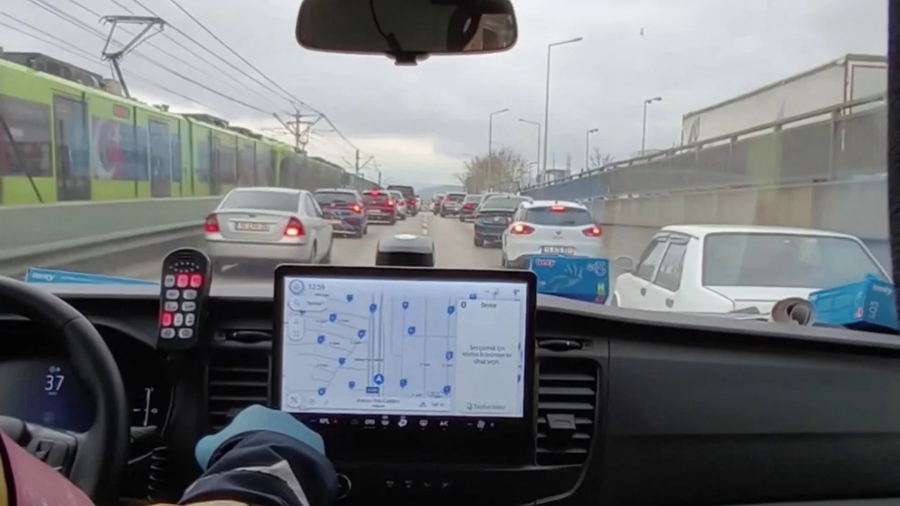 Bursa'da sürücüler fermuar sistemiyle ambulansa 'hayat koridoru' açtılar