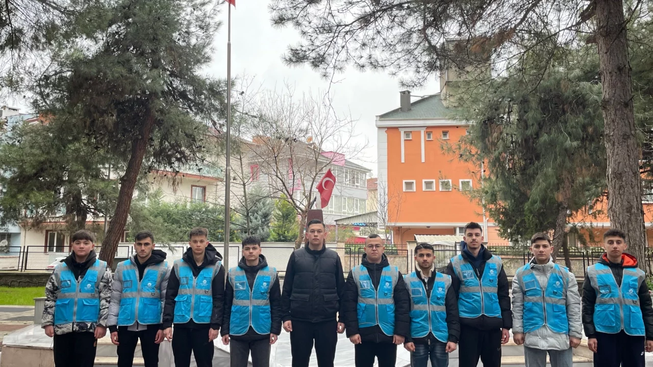 Bursa'da gençlerden şehit kabirlerine bayram temizliği
