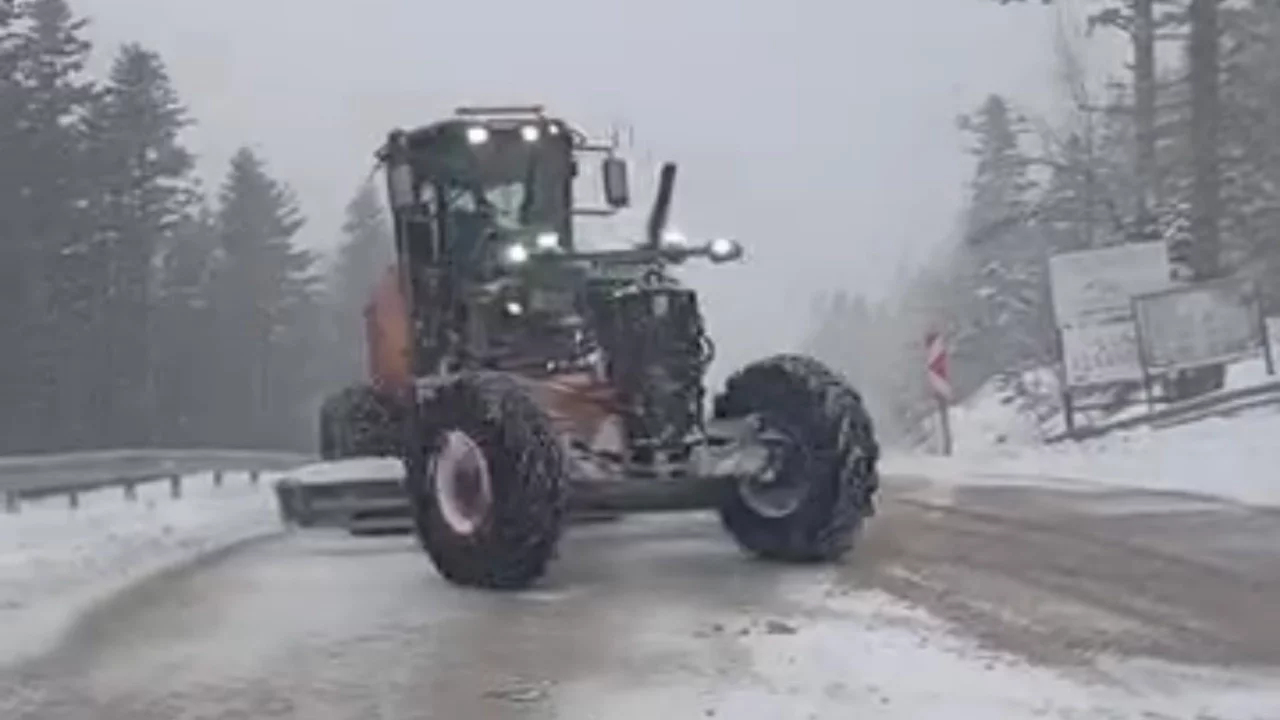 Uludağ'da bayramda kar sürprizi: Yollar beyaza büründü