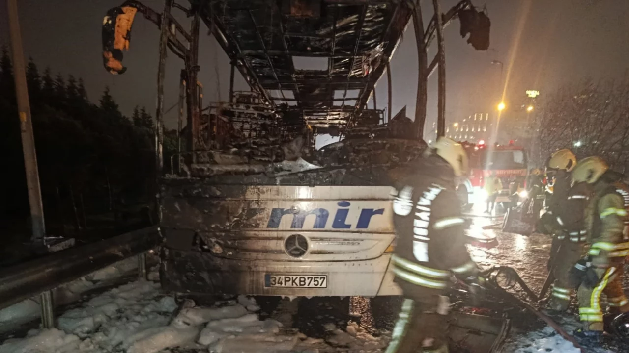 İstanbul'da yolcu otobüsü alevlere teslim oldu