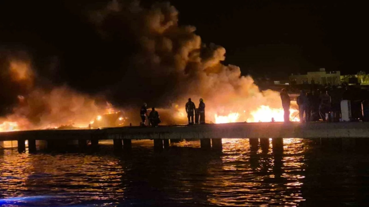 Bodrum marinada yangın: 5 motoryat alevlere teslim oldu