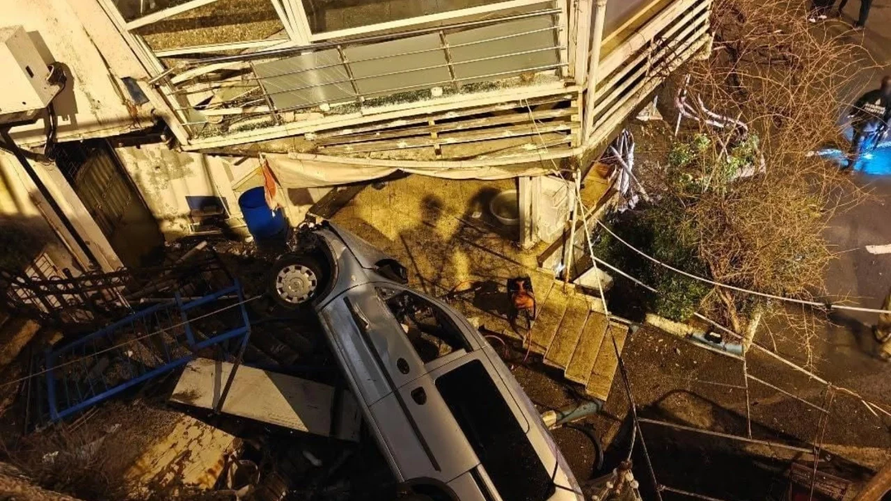 İstanbul Silivri'de hafif ticari araç 5 metreden aşağı düştü