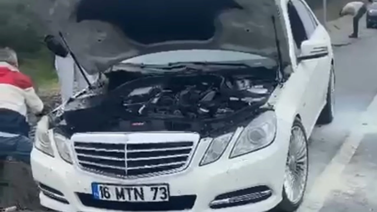 Bursa'da lüks otomobil küle dönmeden söndürüldü
