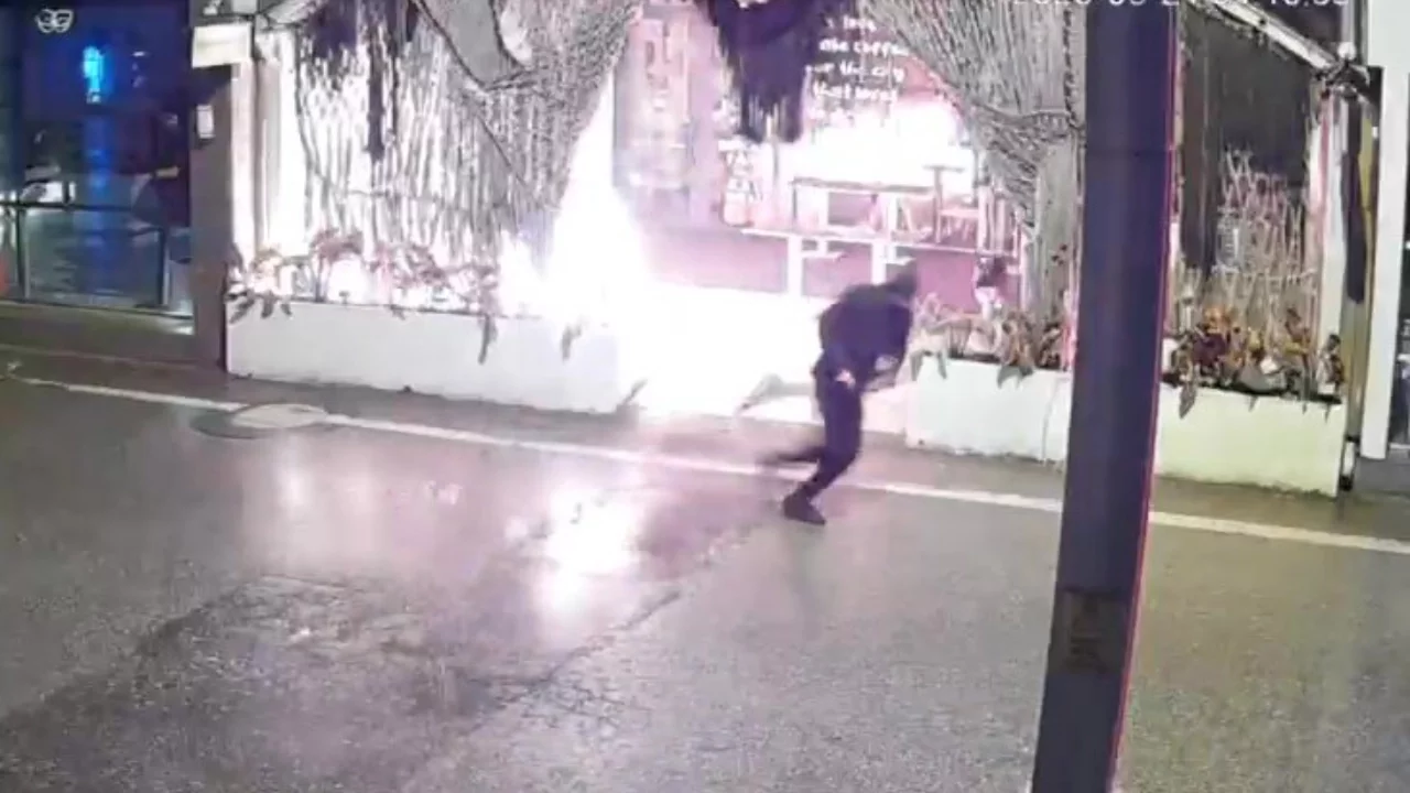 Kafeyi kundaklayıp kaçtı: O anlar kamerada