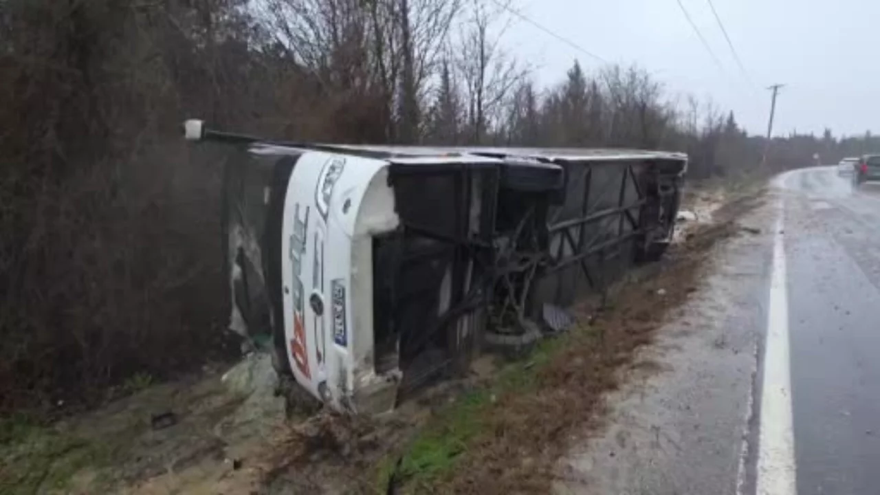 Çatalca'da otobüs devrildi! 3'ü polis 4 kişi yaralandı