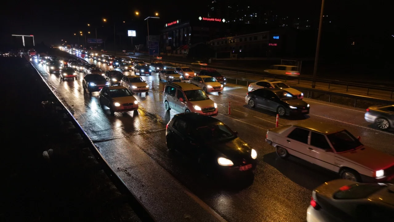 43 ilin geçiş noktasında tatilcilerin dönüş yolculuğu sürüyor