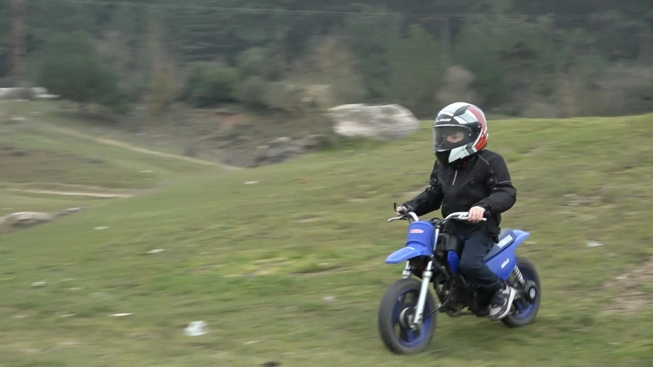 Bursa'da 2 yaşında denge bisikletine başlayan Kerem, motosiklet kullanıyor