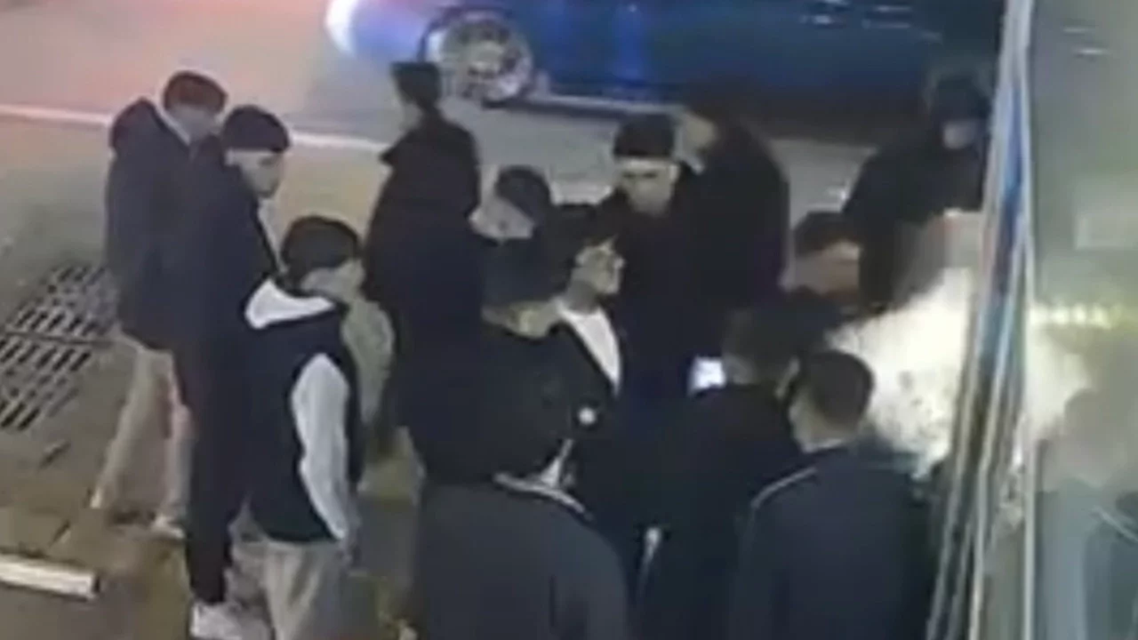 Bursa'da sokak ortasında kavga: Konuşuyormuş gibi yapıp aniden yumruk attı