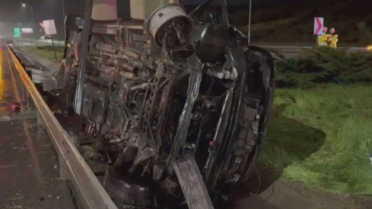 Mersin'de işçi servisi elektrik direğine çarptı: 5 kişi yaralandı