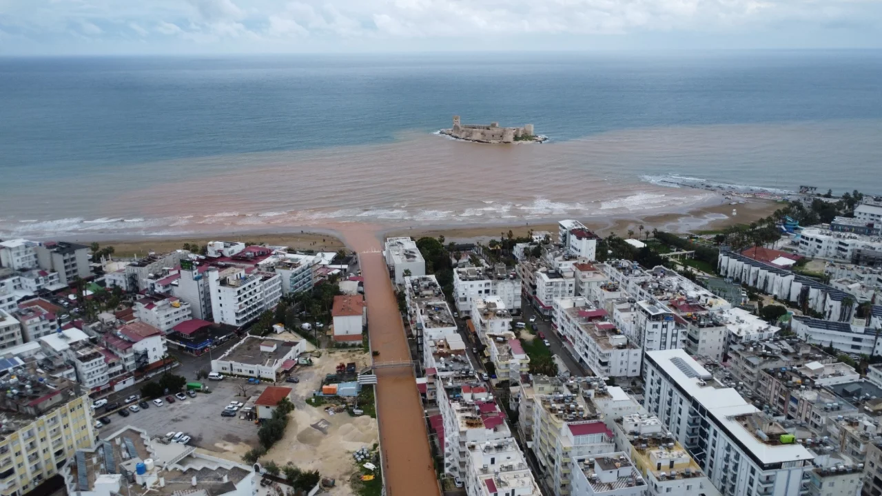 Akdeniz'e akan sel suları Kızkalesi çevresini kahverengiye bürüdü