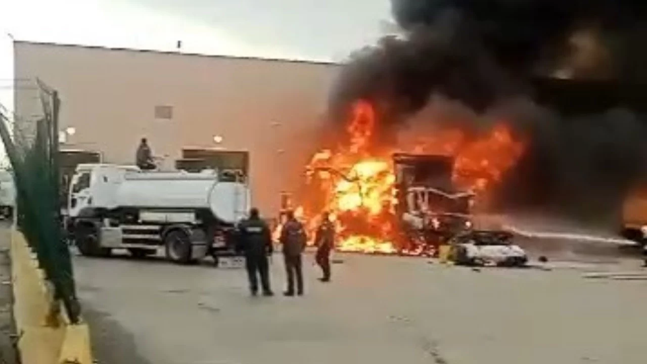 Sınırda korkutan patlama: Tır küle döndü