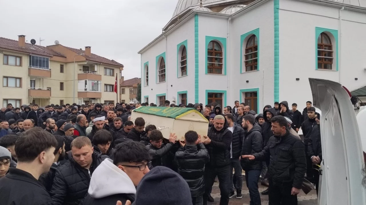 Bursa'da reklam panosuna çarpan araçta can veren genç son yolculuğuna uğurlandı