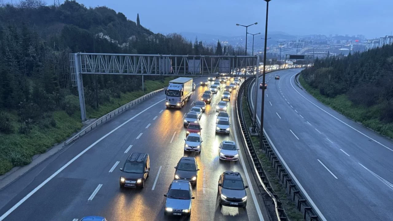 Yollarda bayram tatilinden dönüş yoğunluğu başladı