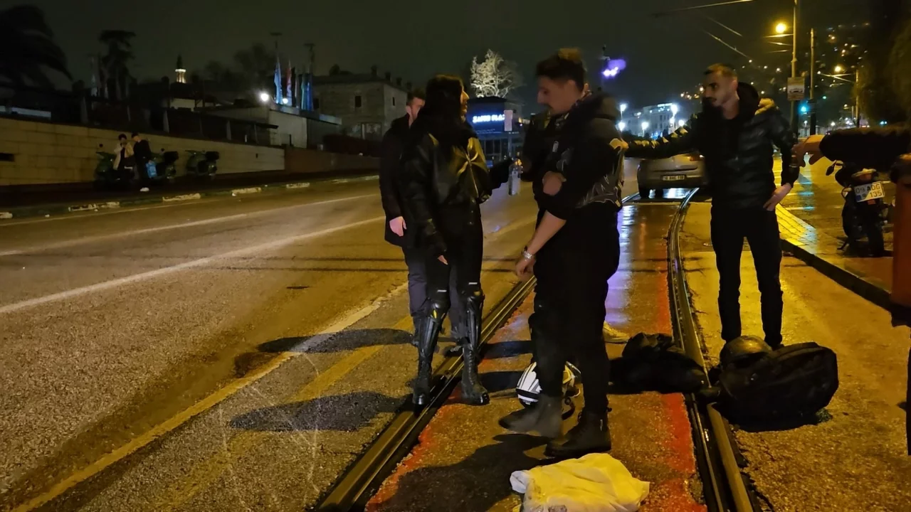 Bursa'da su birikintisine giren motosikletli yere kapaklandı