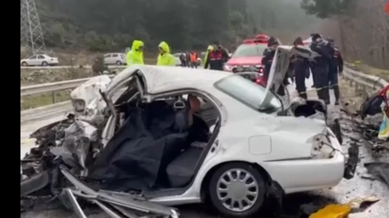 Isparta-Antalya kara yolunda feci kaza: 2 ölü, 4 yaralı