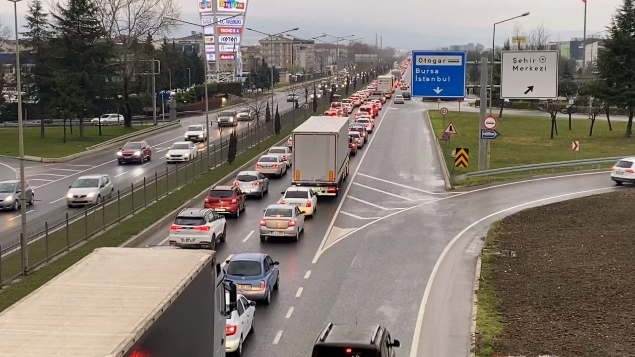 Tatilcilerin dönüş yolculuğu başladı, Bursa'nın İnegöl ilçesinde trafik durma noktasına geldi