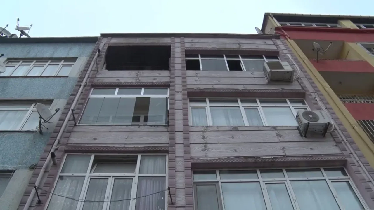 Eşini katledip evi ateşe verdi