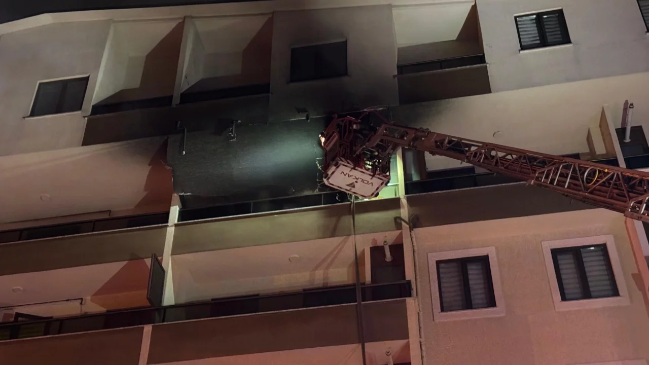 Bursa'da sabaha karşı apartman yangını! 1 kişi dumandan etkilendi