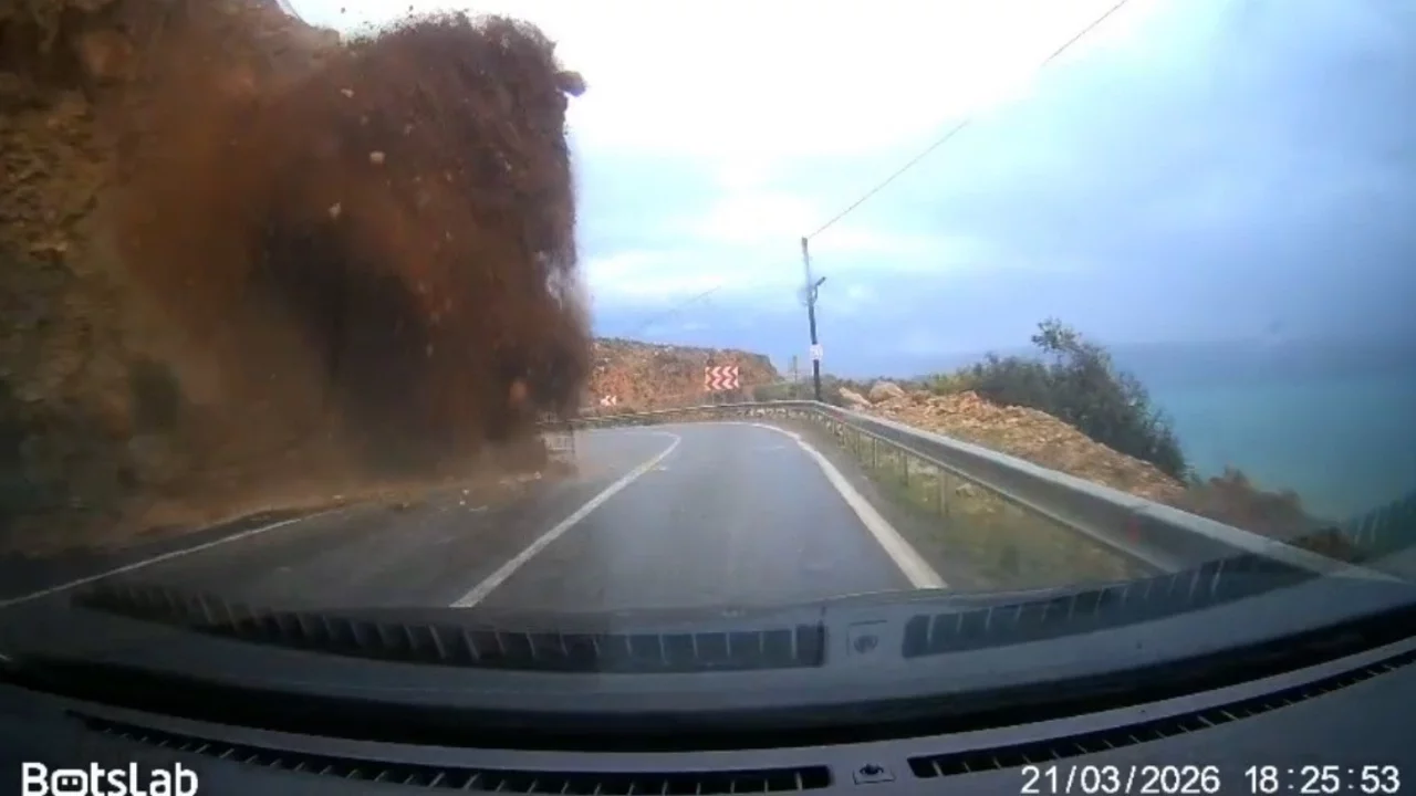 Mersin-Antalya kara yolundaki heyelan kamerada