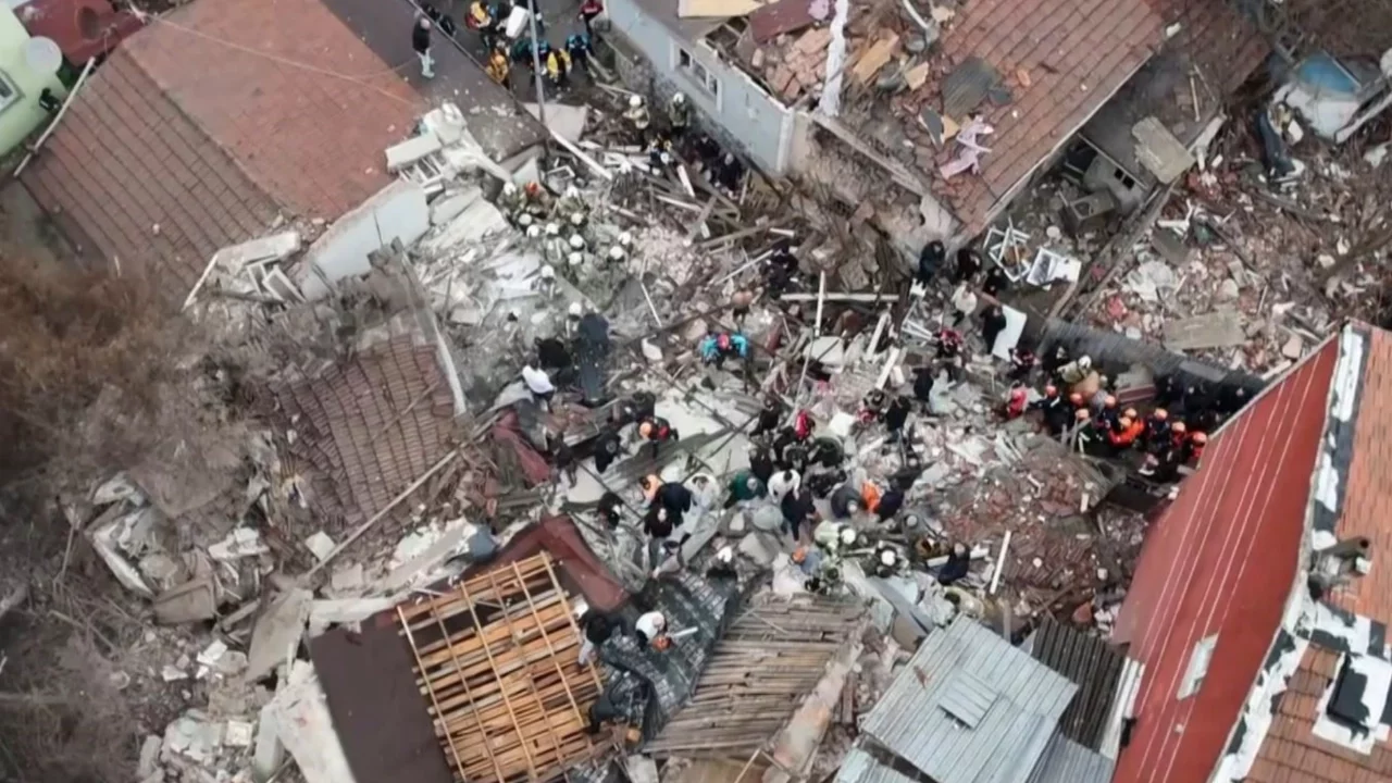 İstanbul Fatih'te 2 bina çöktü