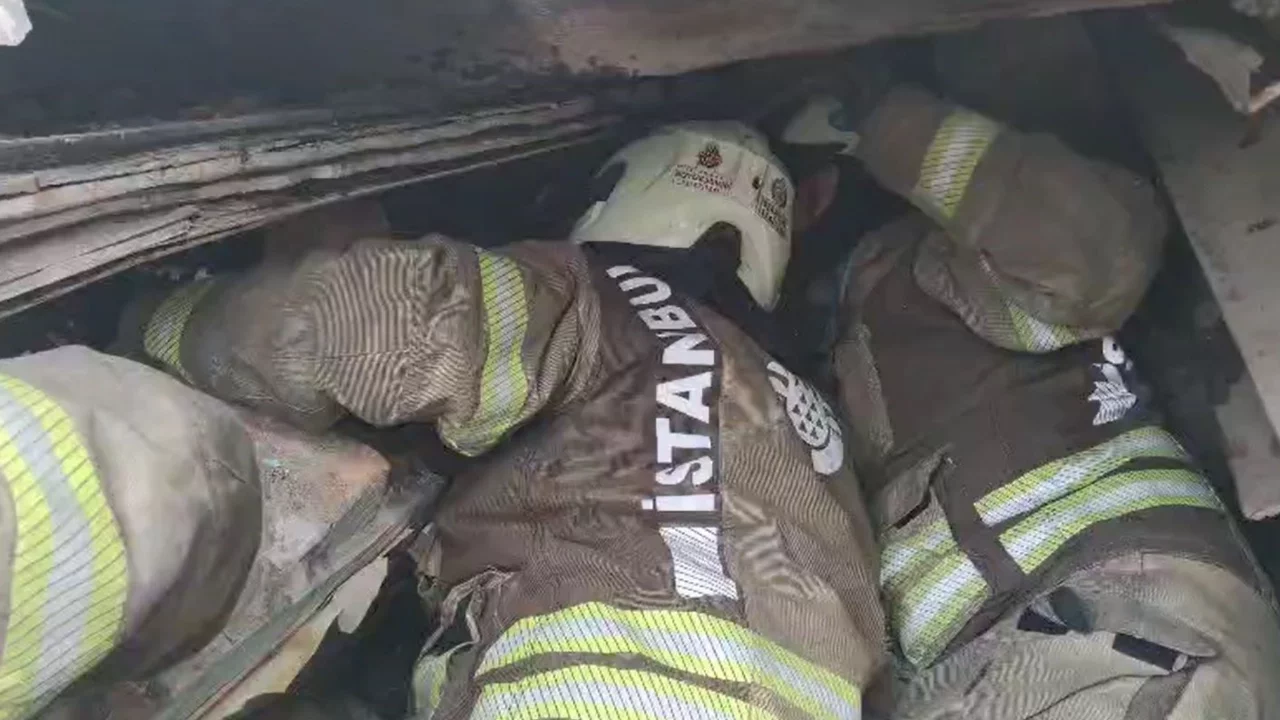 Fatih'te çöken binanın altında kalanların çıkarılma anı kamerada