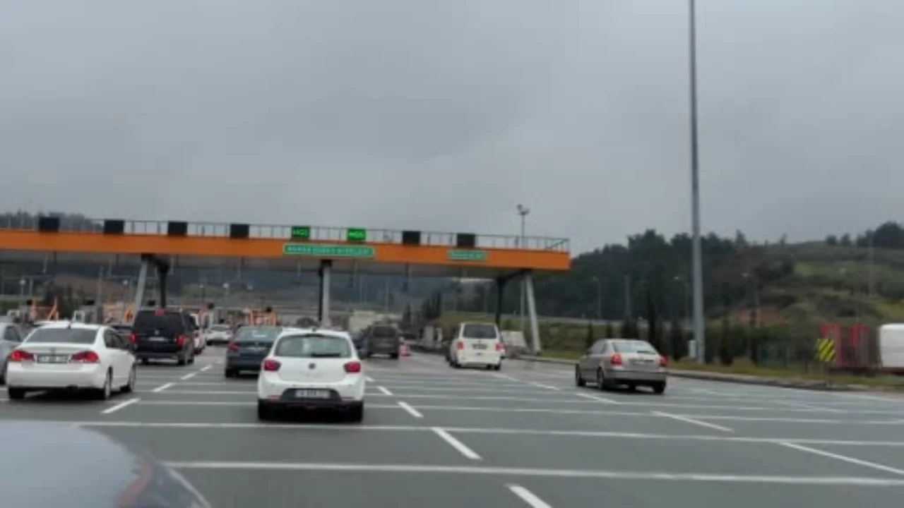 Bursa-İzmir-İstanbul otobanında dönüş yoğunluğu yaşanıyor