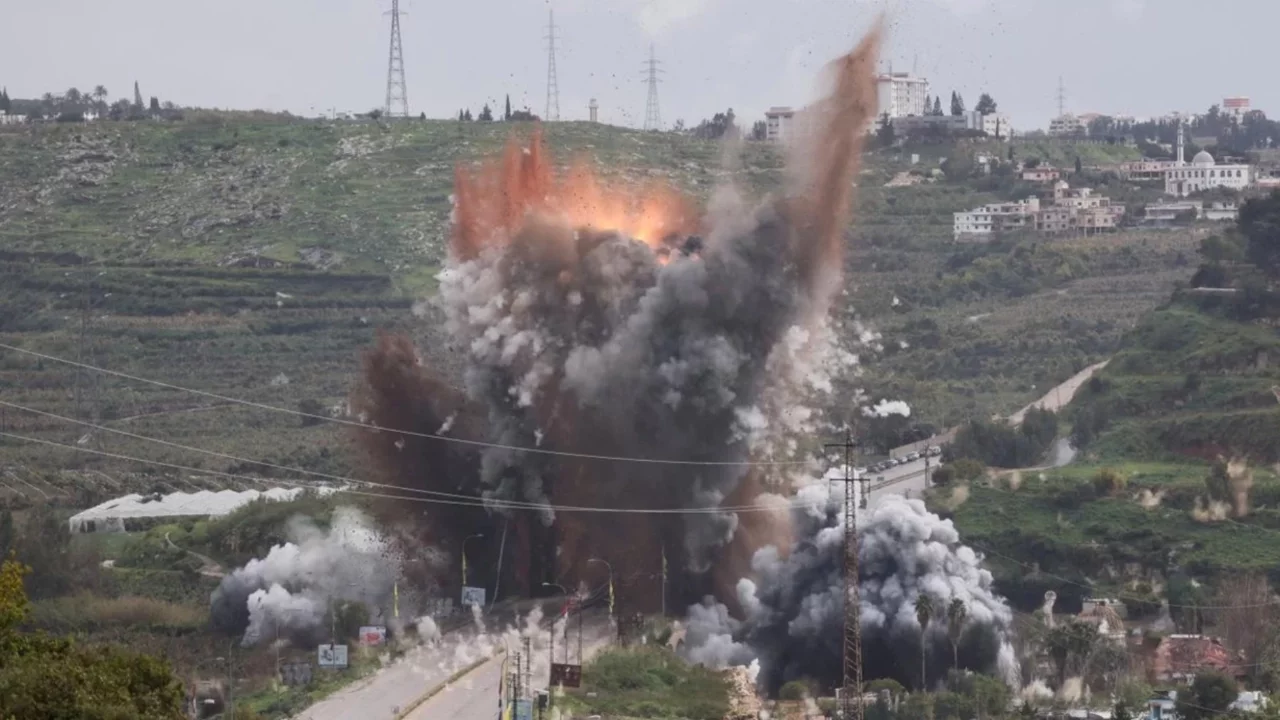 İsrail, Lübnan'ın güneyindeki Kasımiye Köprüsü'nü bombaladı