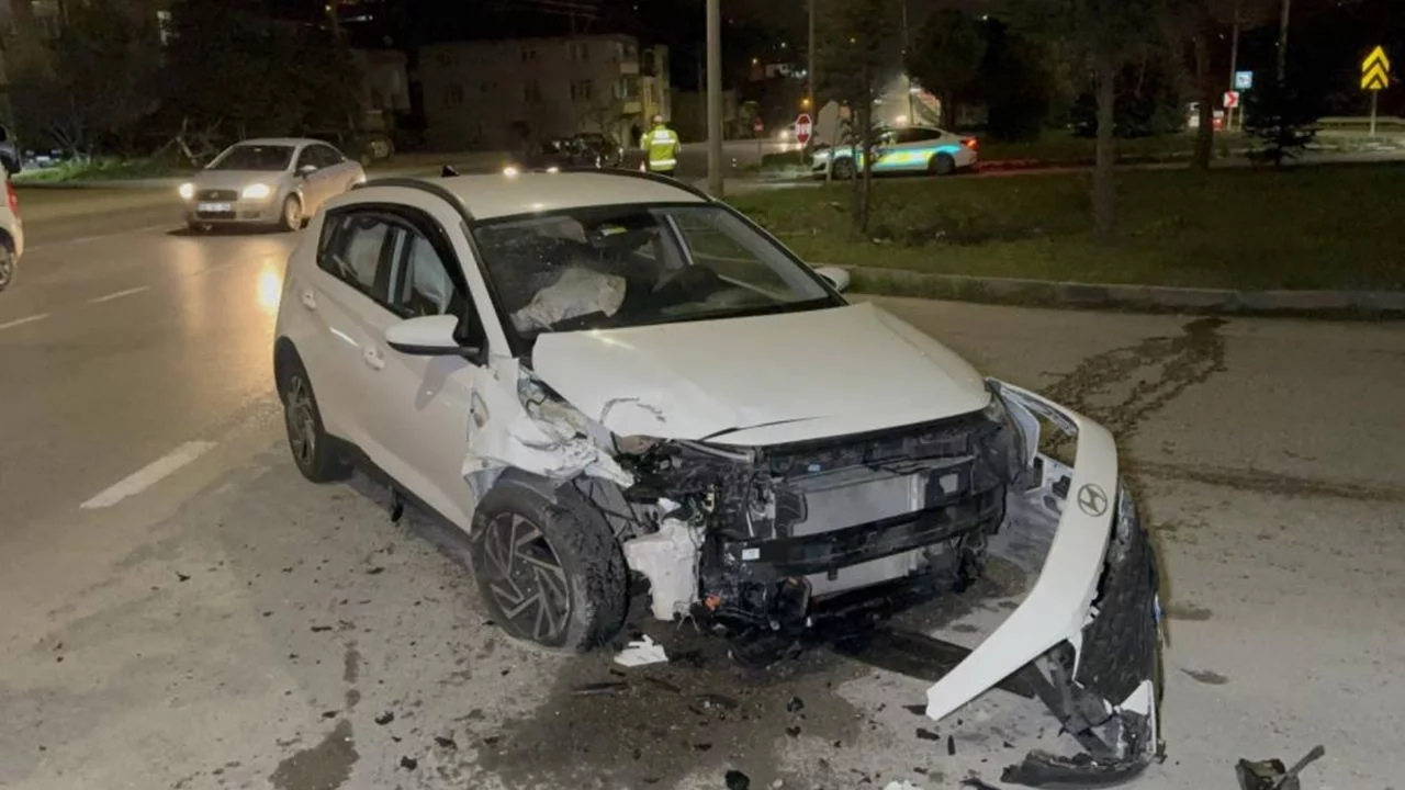 Aynı kavşakta 9 yıl sonra yine kaza yaptı: Yaralılar var