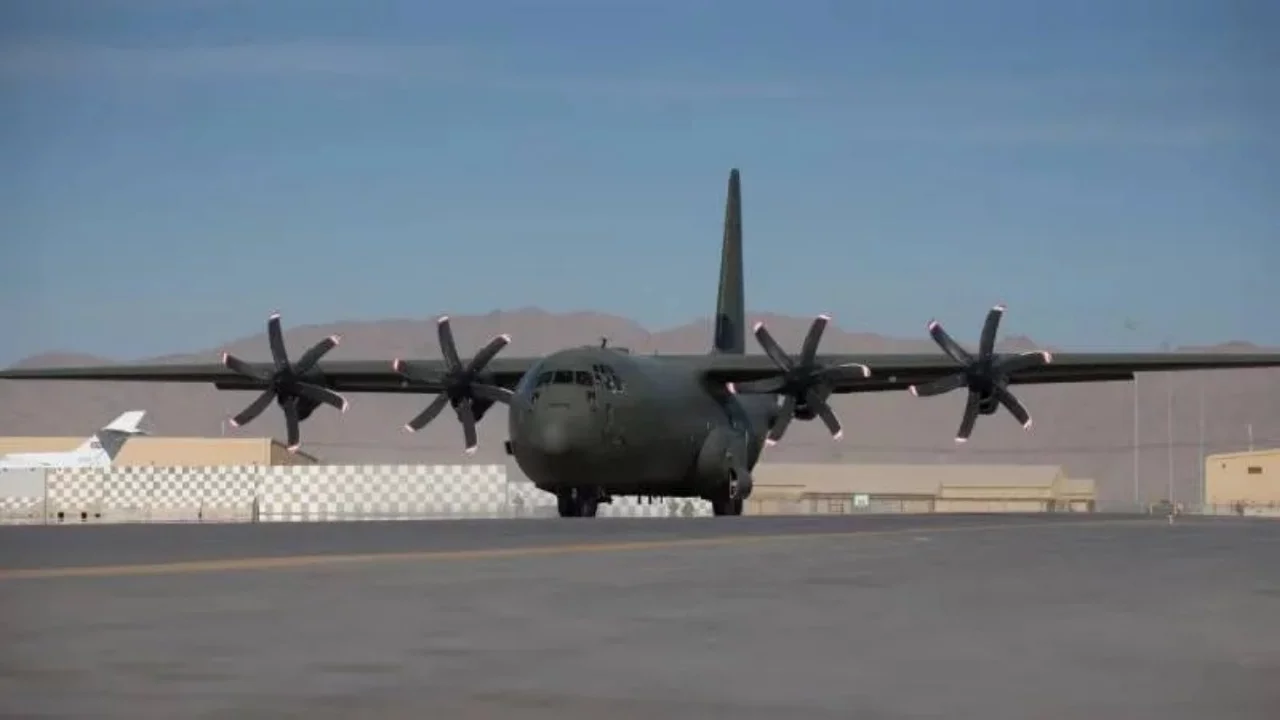 Kolombiya ordusu mensuplarını taşıyan uçak kalkış sırasında düştü!