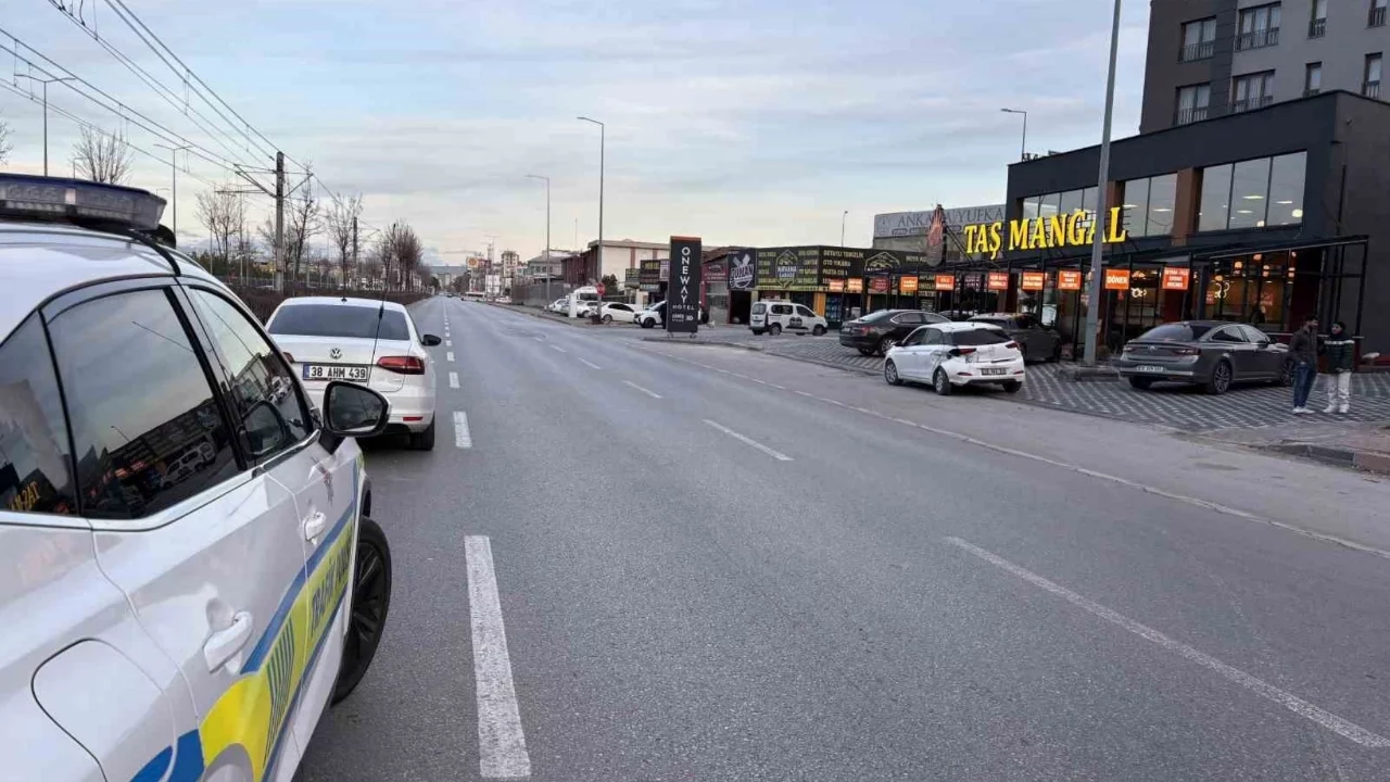 İki otomobil ile tramvay çarpıştı: 2 yaralı