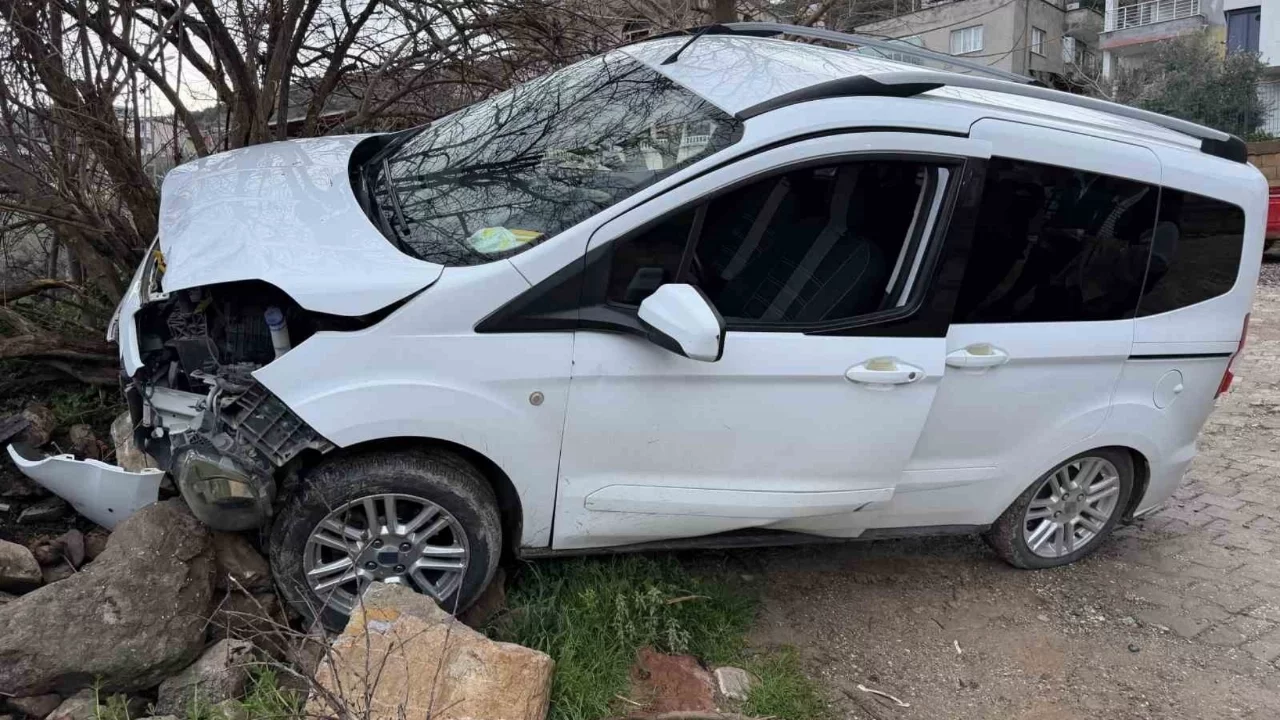 Freni boşalan araç ağaca çarptı: 1 yaralı