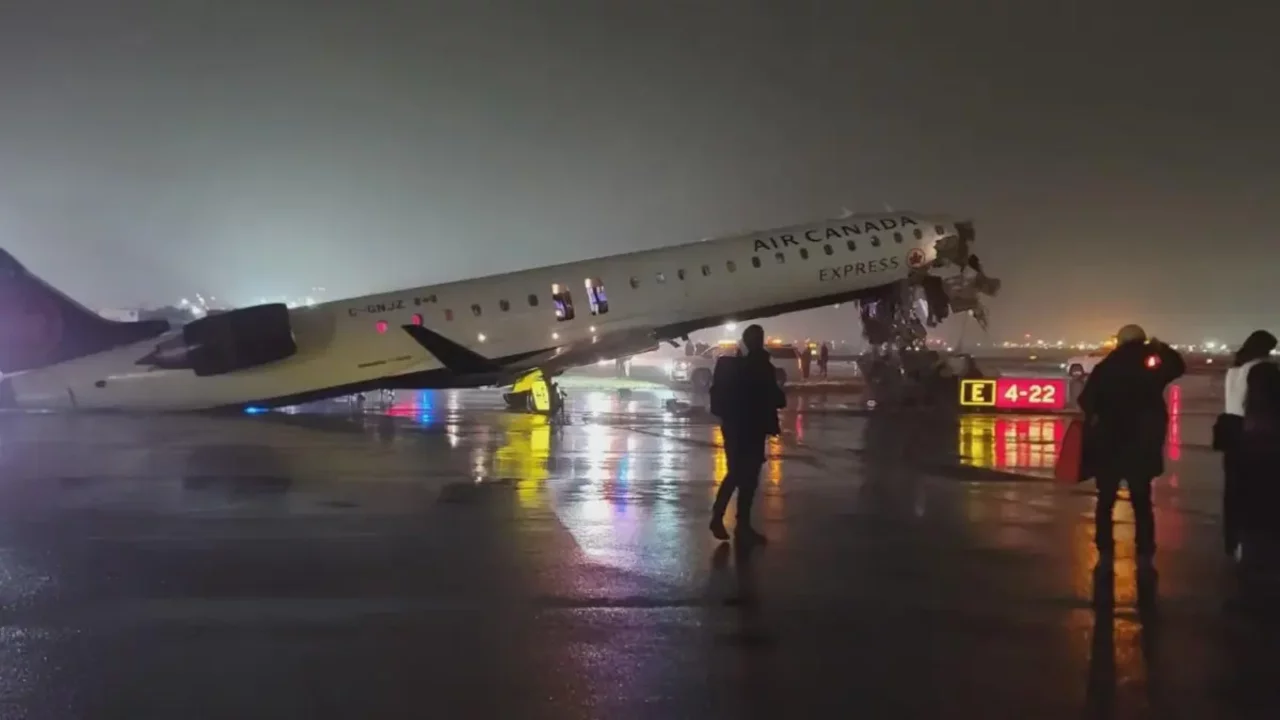 ABD'de uçakla itfaiye kamyonu havaalanında çarpıştı