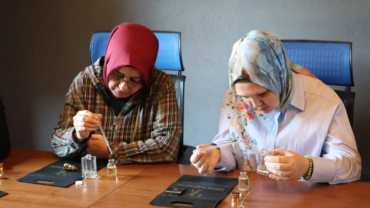 Osmangazi'de Parfüm Yapım Atölyesi'nde kokular sanata dönüştü