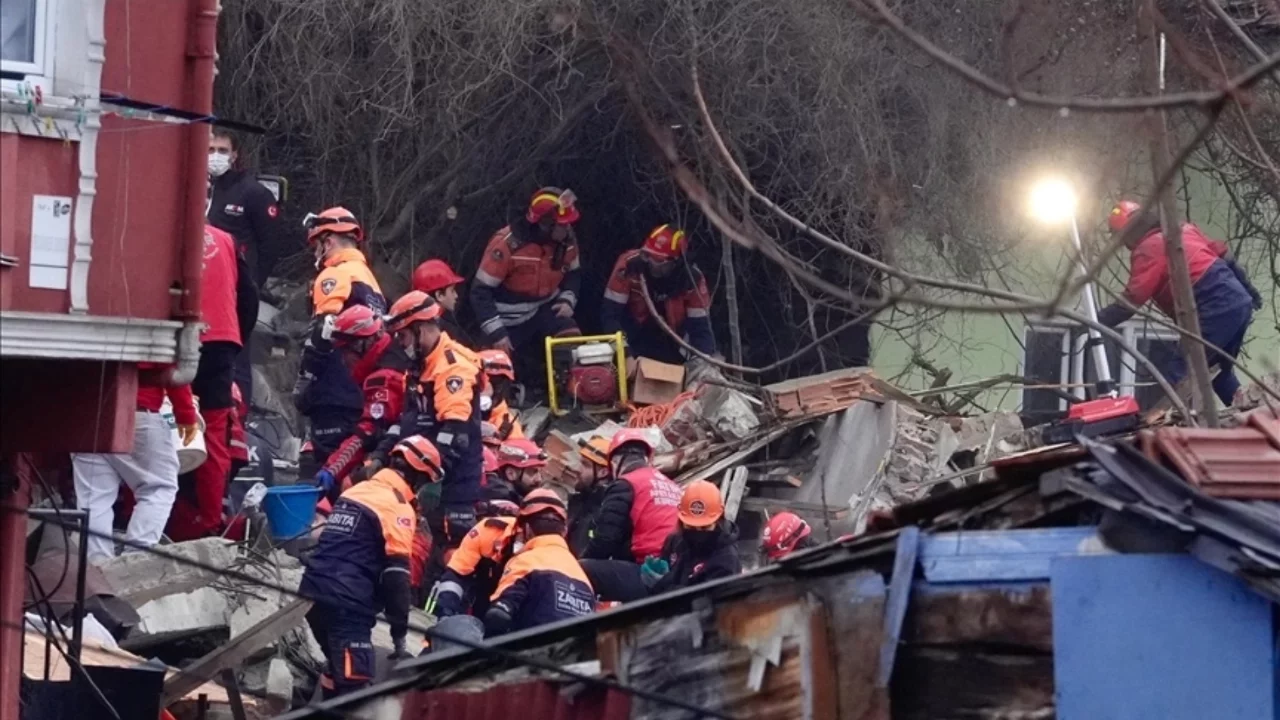 İstanbul 2 binanın çökmesi sonucu yaralanan 10 kişiden 2'si taburcu edildi