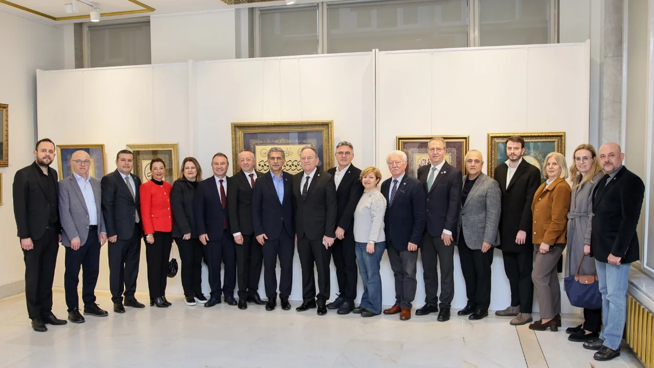 Bursa'da 'Zer-i Nab' tezhip sergisi sanatseverlerle buluştu