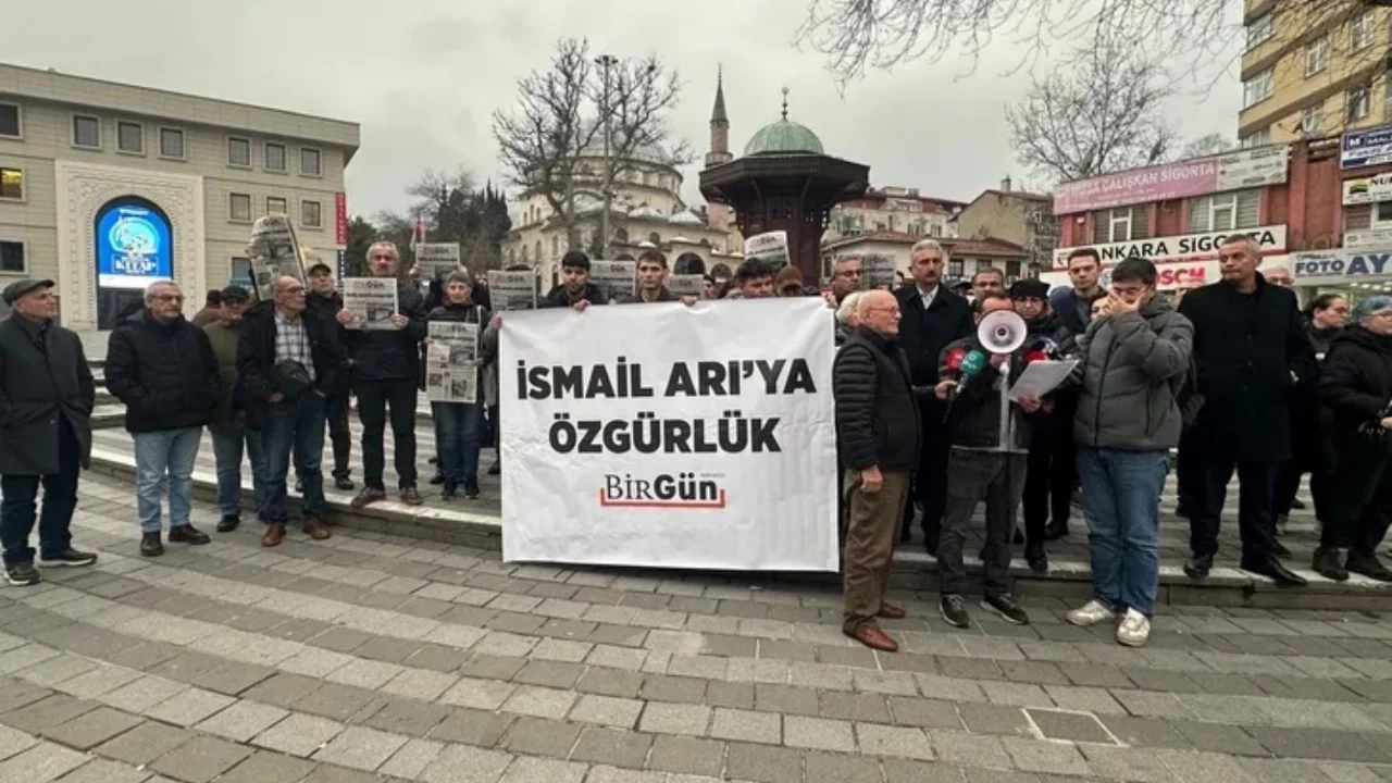 Bursa'da İsmail Arı'nın tutuklanması protesto edildi: "Gazetecilik suç değildir"