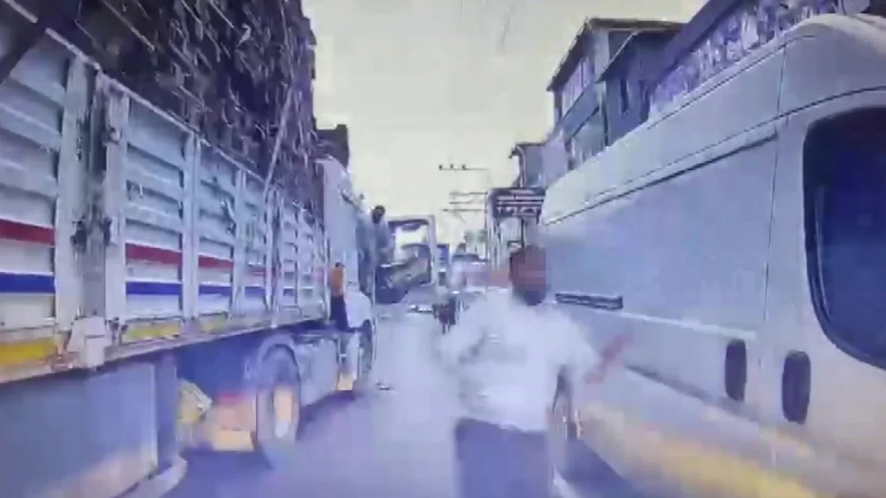 Adana'da trafikte bıçakla dehşet yaşatan baba-oğula 363 bin TL ceza