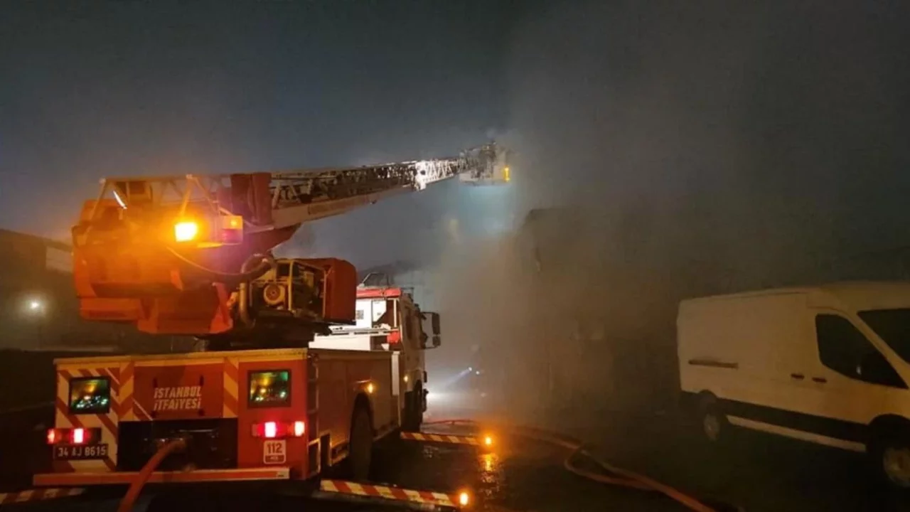 Trafoda başlayan yangın depoyu kül etti