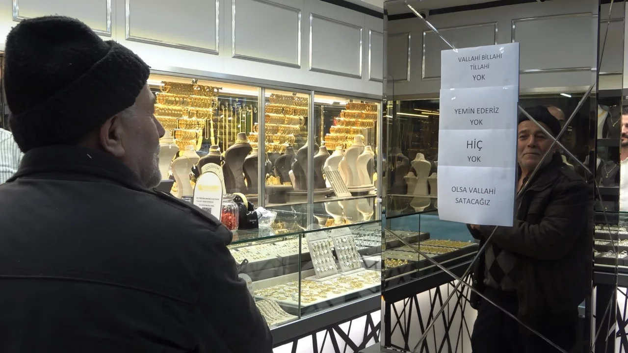 Bursa'da "Vallahi billahi yok" yazısı kuyumcuda izdihamı durduramadı