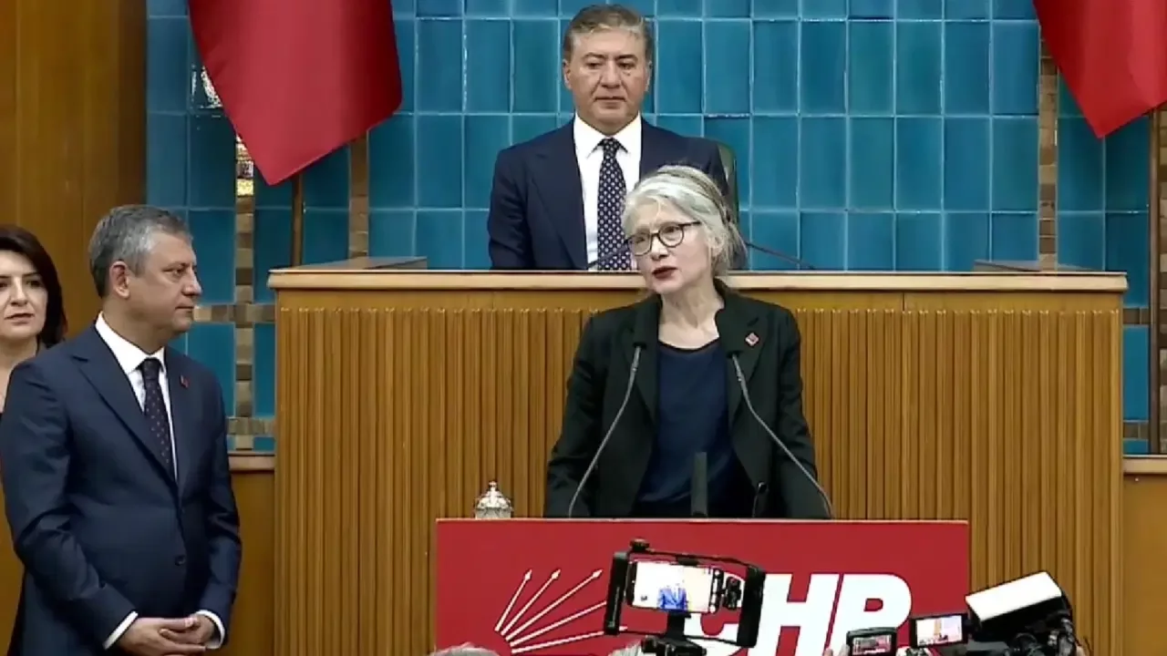 Emine Ülker Tarhan, CHP'ye döndü: Rozetini Özgür Özel taktı