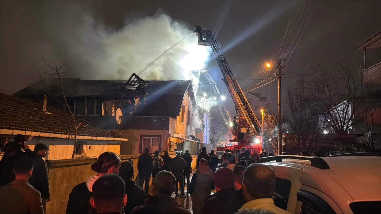 Kocaeli'de elektrikli ısıtıcı evi alev alev yaktı: 3 kişi dumandan etkilendi