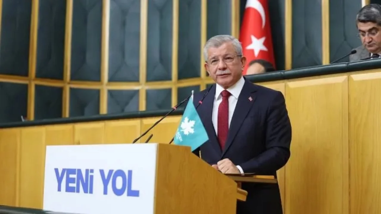 Ahmet Davutoğlu'ndan Trump'ın "anlaşma" açıklaması için "psikolojik harp taktiği" değerlendirmesi