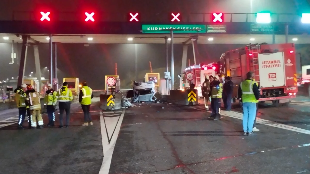 Kurnaköy gişelerinde otomobil takla attı: 2 yaralı