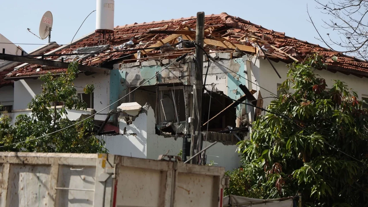 İran'dan yapılan misilleme nedeniyle Tel Aviv'de 4 kişi yaralandı