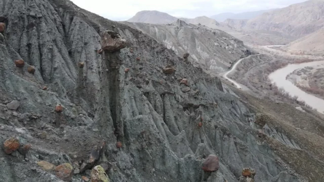 Erzincan'da dikkat çeken manzara; Kapadokya'daki peri bacalarını andırıyor