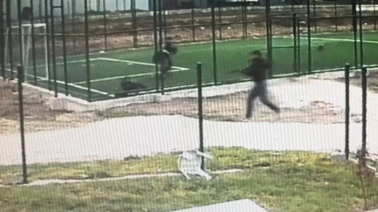 Halı sahada büyük panik! 17 yaşındaki çocuk akranını pompalı tüfekle vurdu