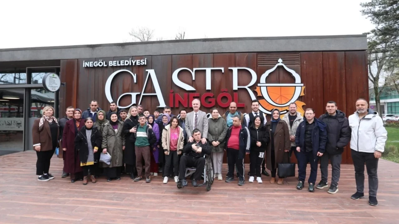 İnegöl Belediye Başkanı Alper Taban, Engelsiz Yaşam Merkezi öğrencileriyle kahvaltıda buluştu