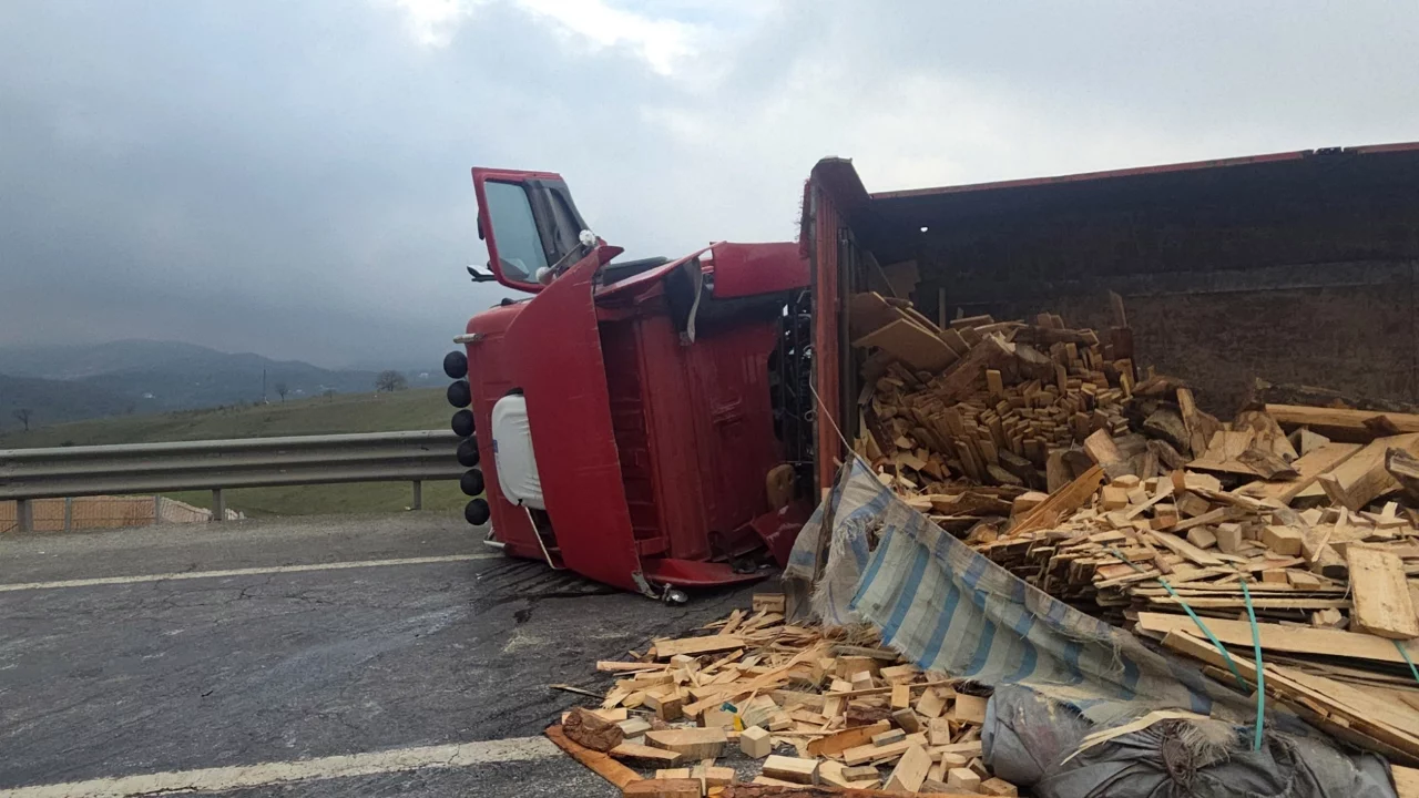 Bursa'da ahşap malzeme yüklü tır devrildi! 1 kişi yaralandı