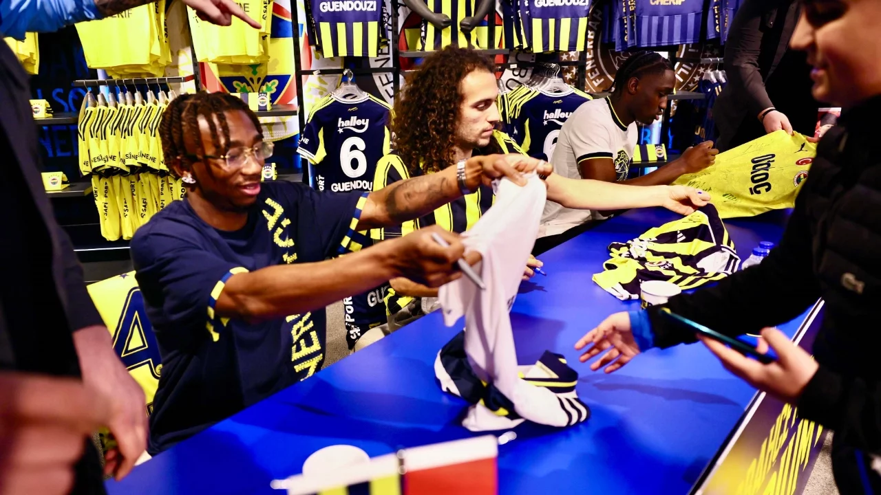 Fenerbahçeli Guendouzi, Nene ve Cherif, taraftarlarla buluştu